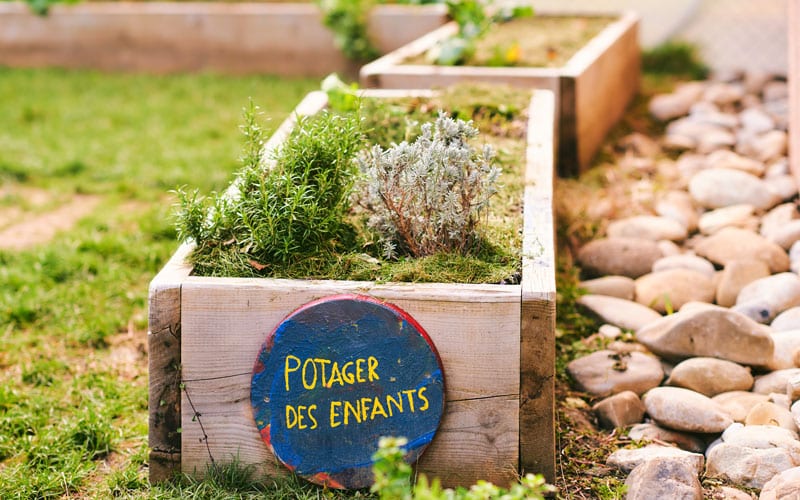 Des galets décoratifs blancs dans le jardin : des idées pour s'inspirer