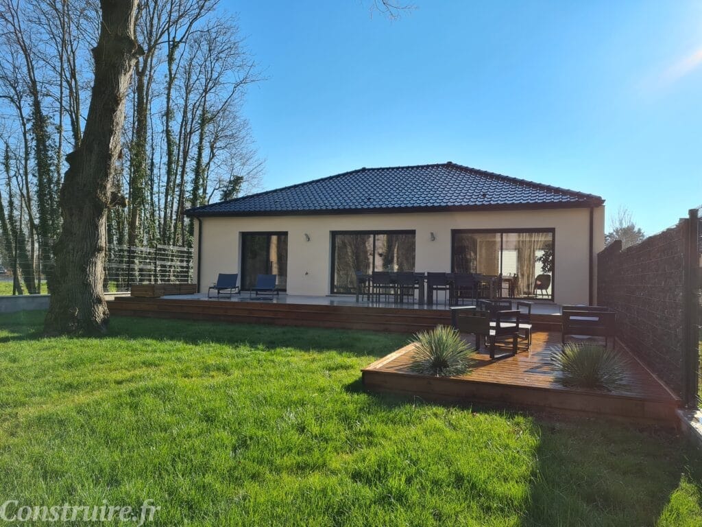 maison neuve grande baies vitrées vue arriere avec terrasse