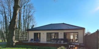 Accéder à la propriété en Normandie : la folle aventure de Marion et Cyril maison neuve grande baies vitrées vue arriere avec terrasse